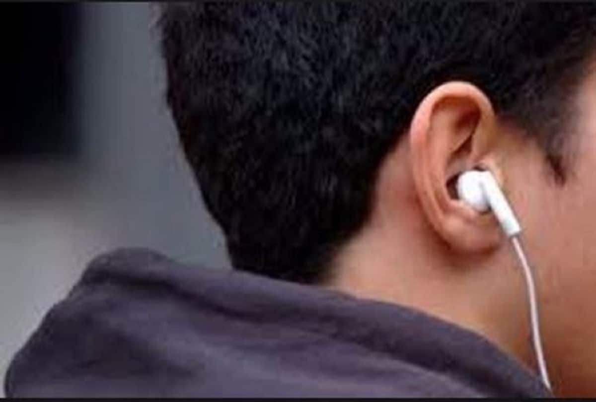 Children getting raw in the ears due to the craze for headphones