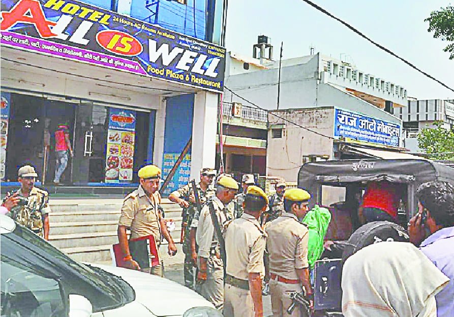 sex racket ki suchana par hotel me chaapa