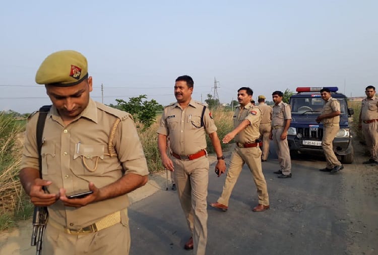 Crime in UP not stop, loot to wife of CO