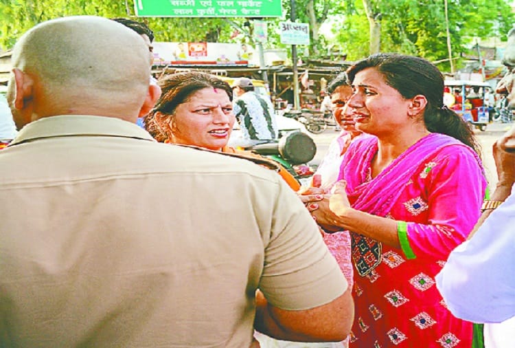 Crime in UP not stop, loot to wife of CO