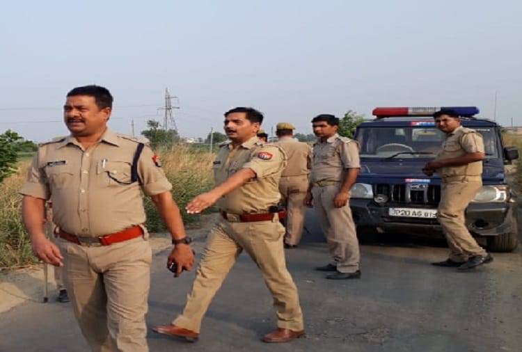 Crime in UP not stop, loot to wife of CO