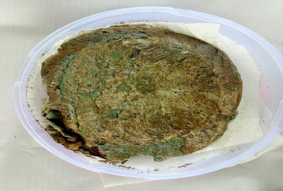 Mirror and comb found near the woman skeleton crematory in baghpat