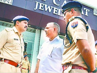 Police find clue of robbers till aakash tower