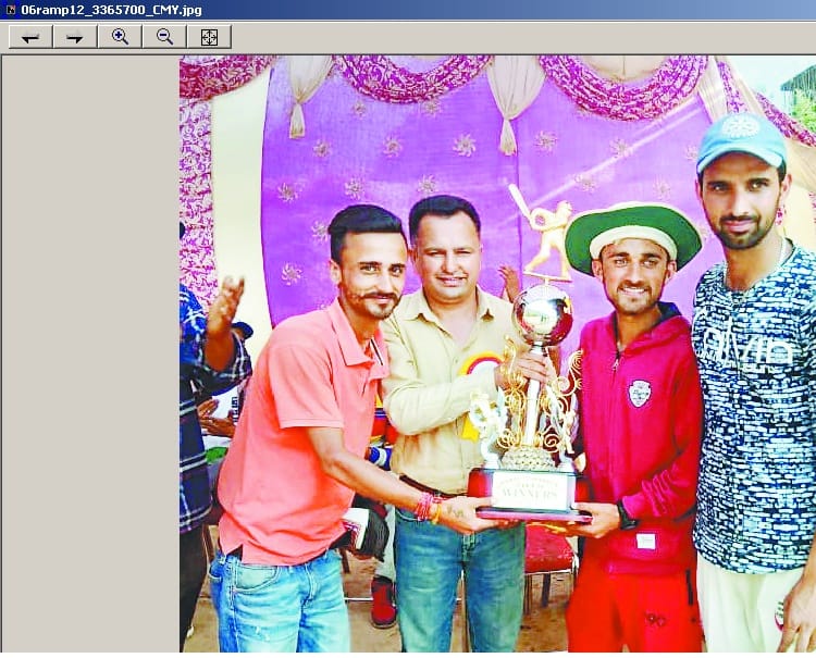 शील ने झड़ग को हराकर जीती ट्रॉफी