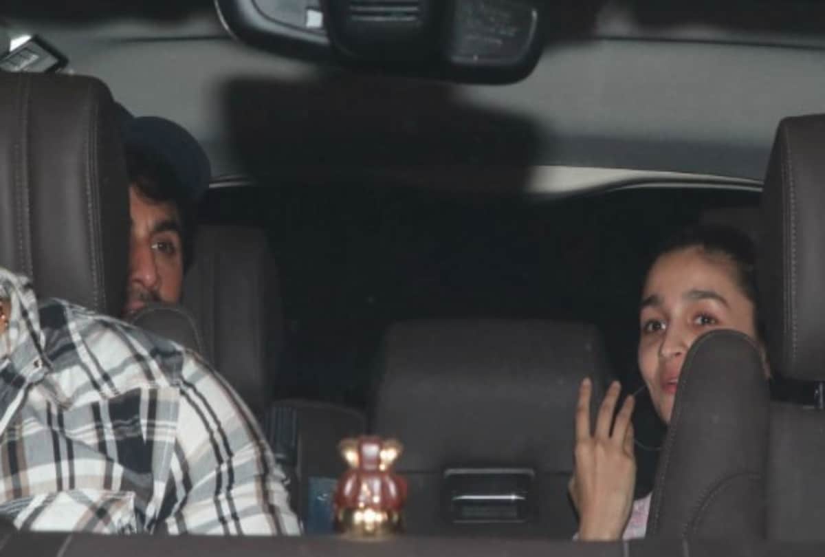 Lovebird Ranbir Kapoor and Alia Bhatt spotted late night outside Mehboob Studios