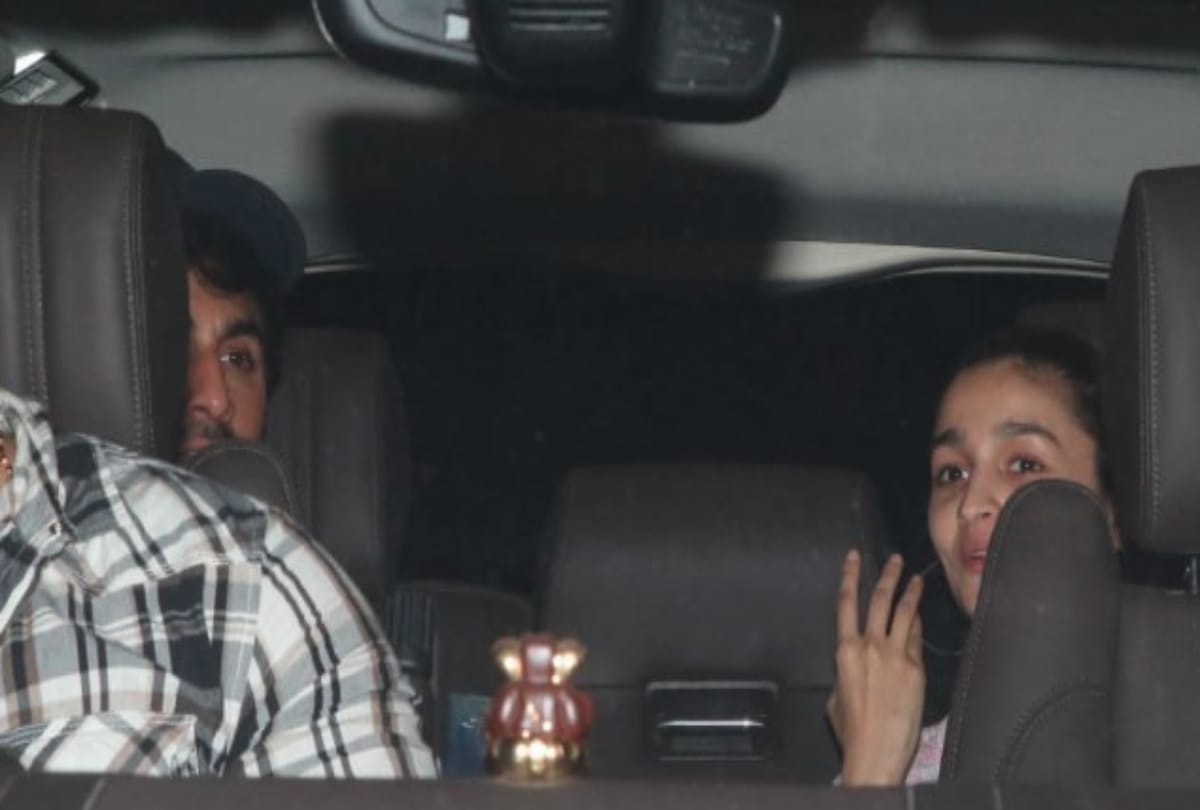 Lovebird Ranbir Kapoor and Alia Bhatt spotted late night outside Mehboob Studios