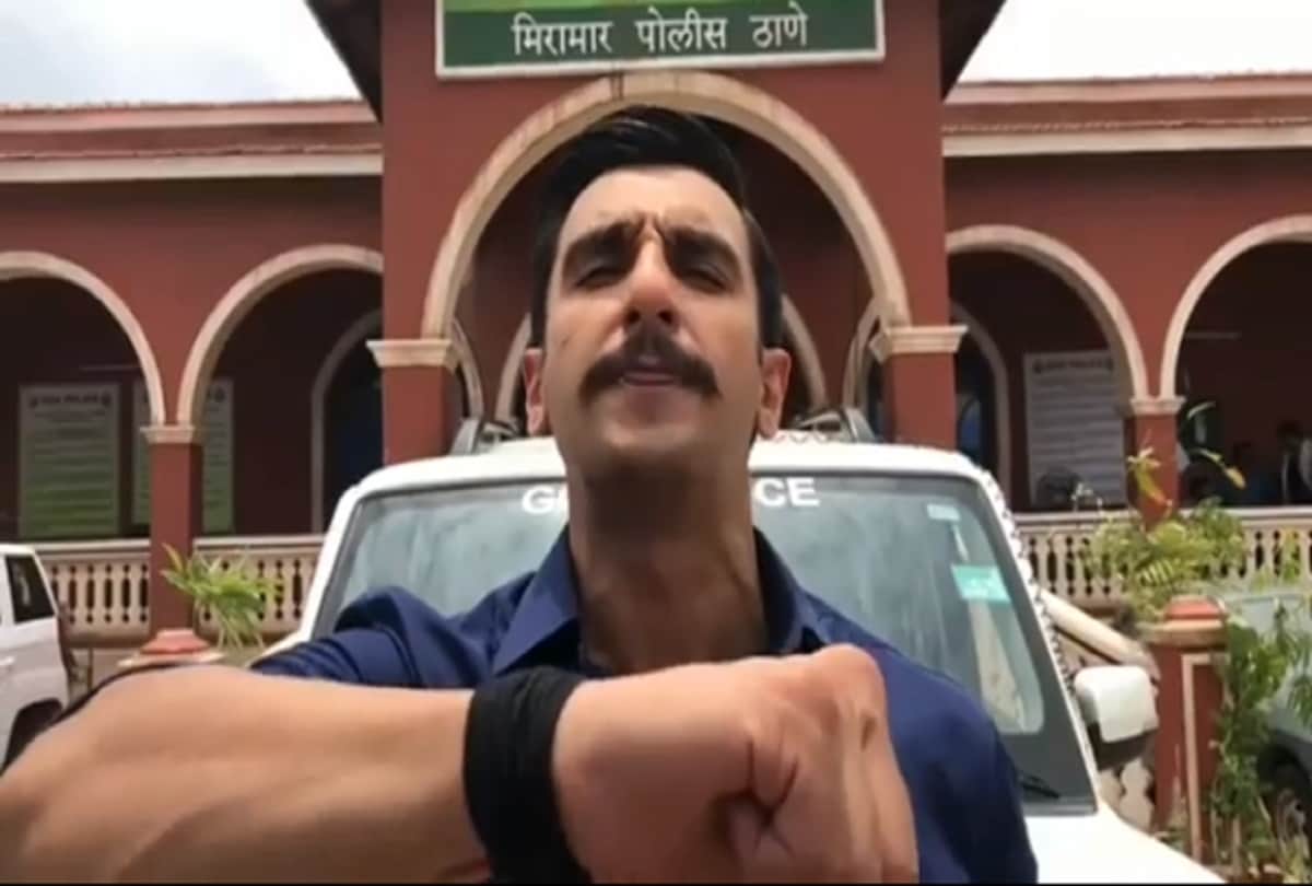 Sara Ali Khan shopping  at a flea market with mom Amrita Singh 