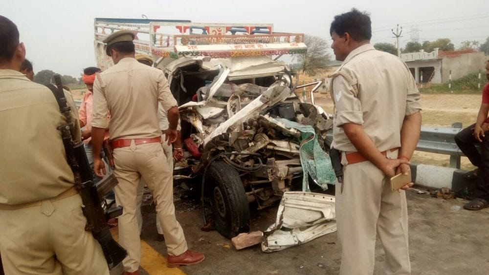 two died in road accident on agra lucknow expressway 
