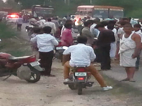 young girl died in accident, people block the road