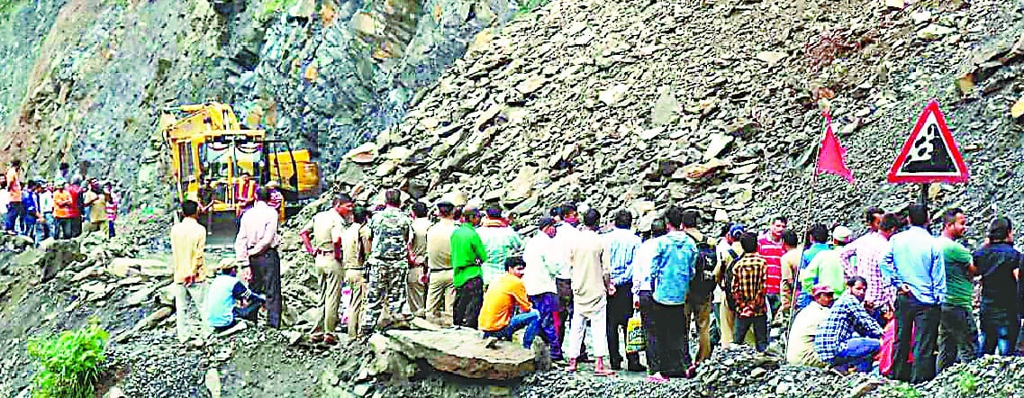 Dharchula and Munsariyari roads are closed from the debris