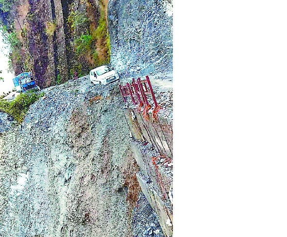 drivers risk their life to pass through this road