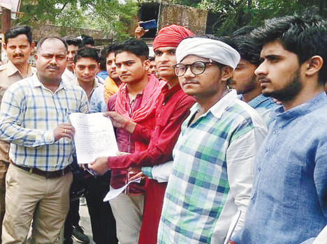 Students' ruckus at Atrara in protest against assessment