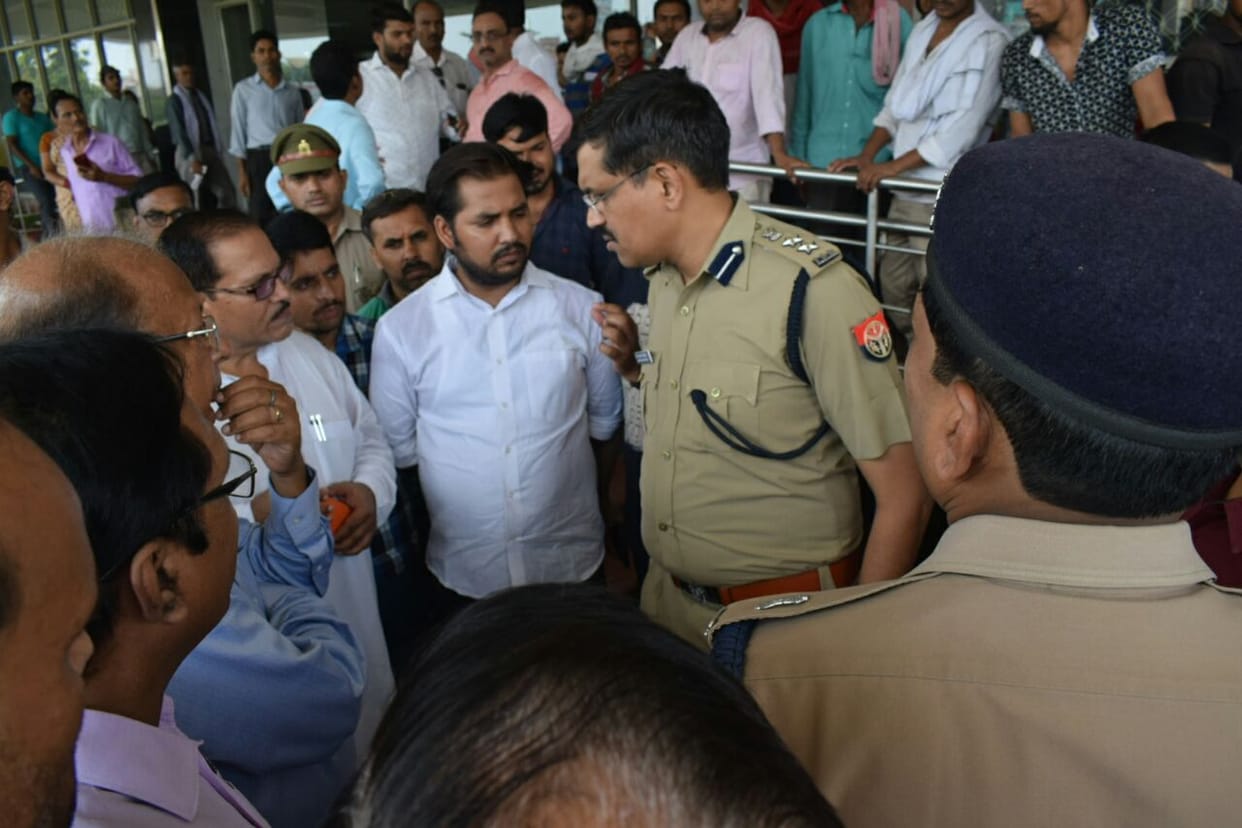 water board JE and two contractor attacked by unknown person at varanasi