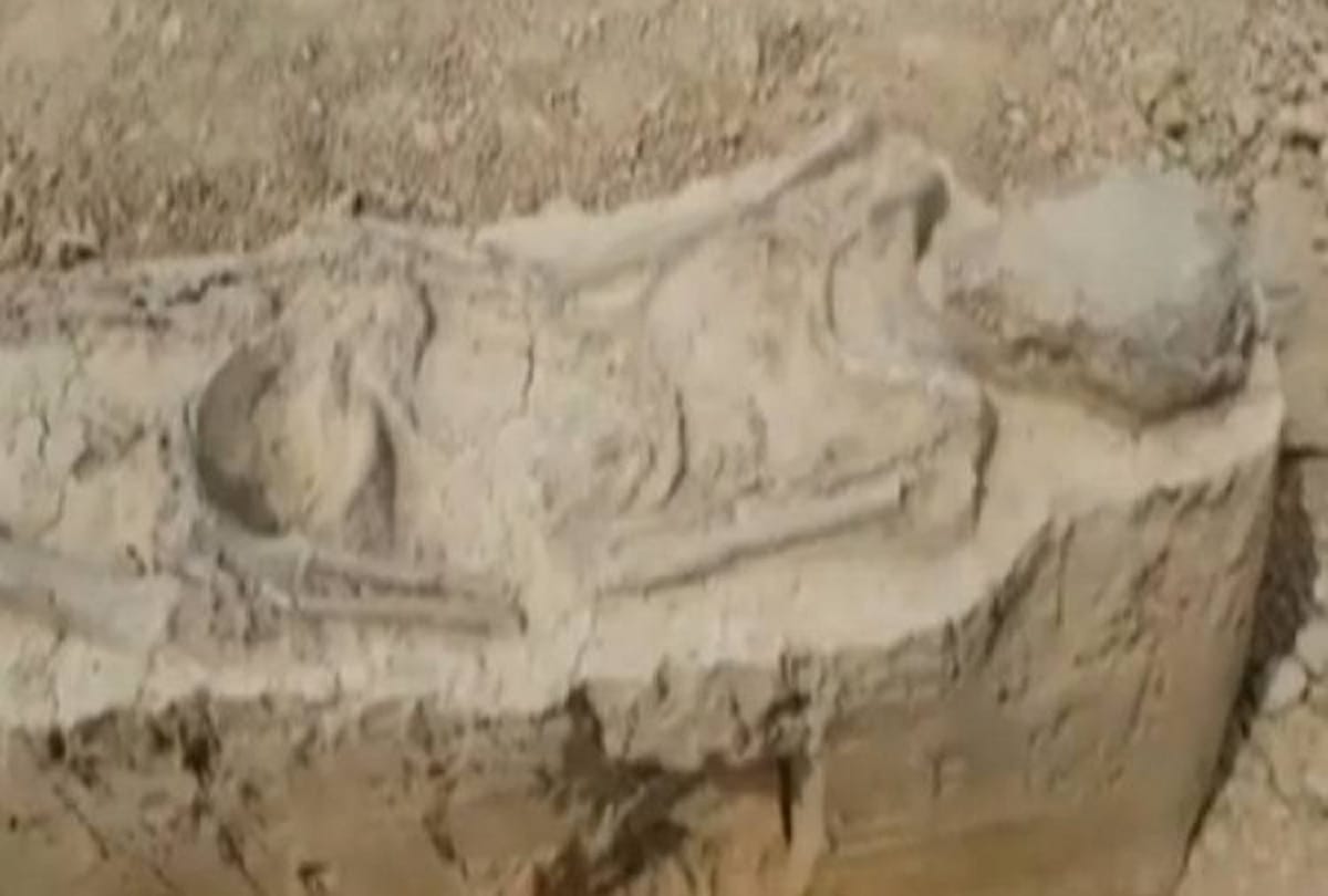Mirror and comb found near the woman skeleton crematory in baghpat
