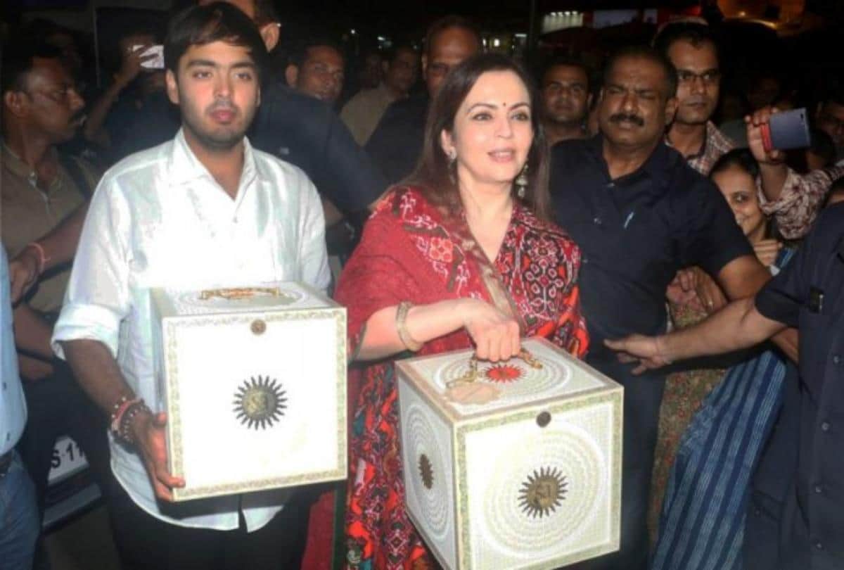 nita ambani goes siddhivinayak temple with his son anant