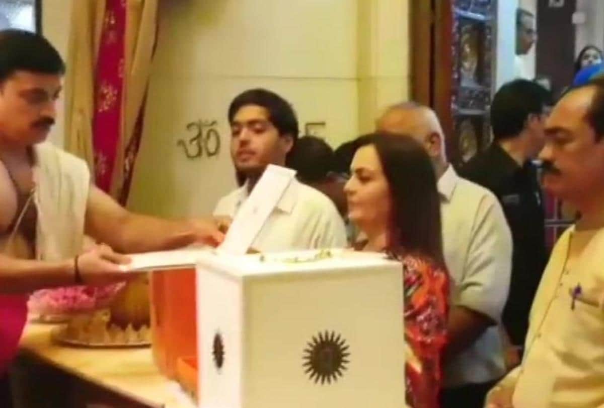 nita ambani goes siddhivinayak temple with his son anant