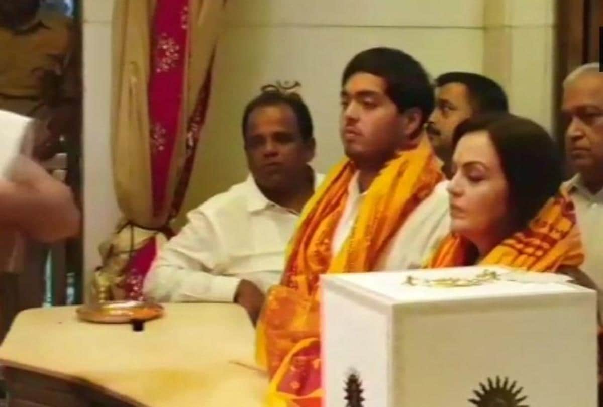 nita ambani goes siddhivinayak temple with his son anant