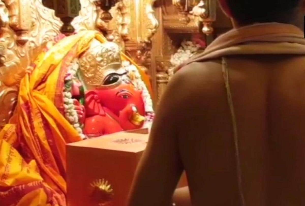 nita ambani goes siddhivinayak temple with his son anant
