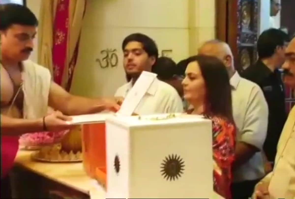 akash ambani and bollywood celebrities invitation card