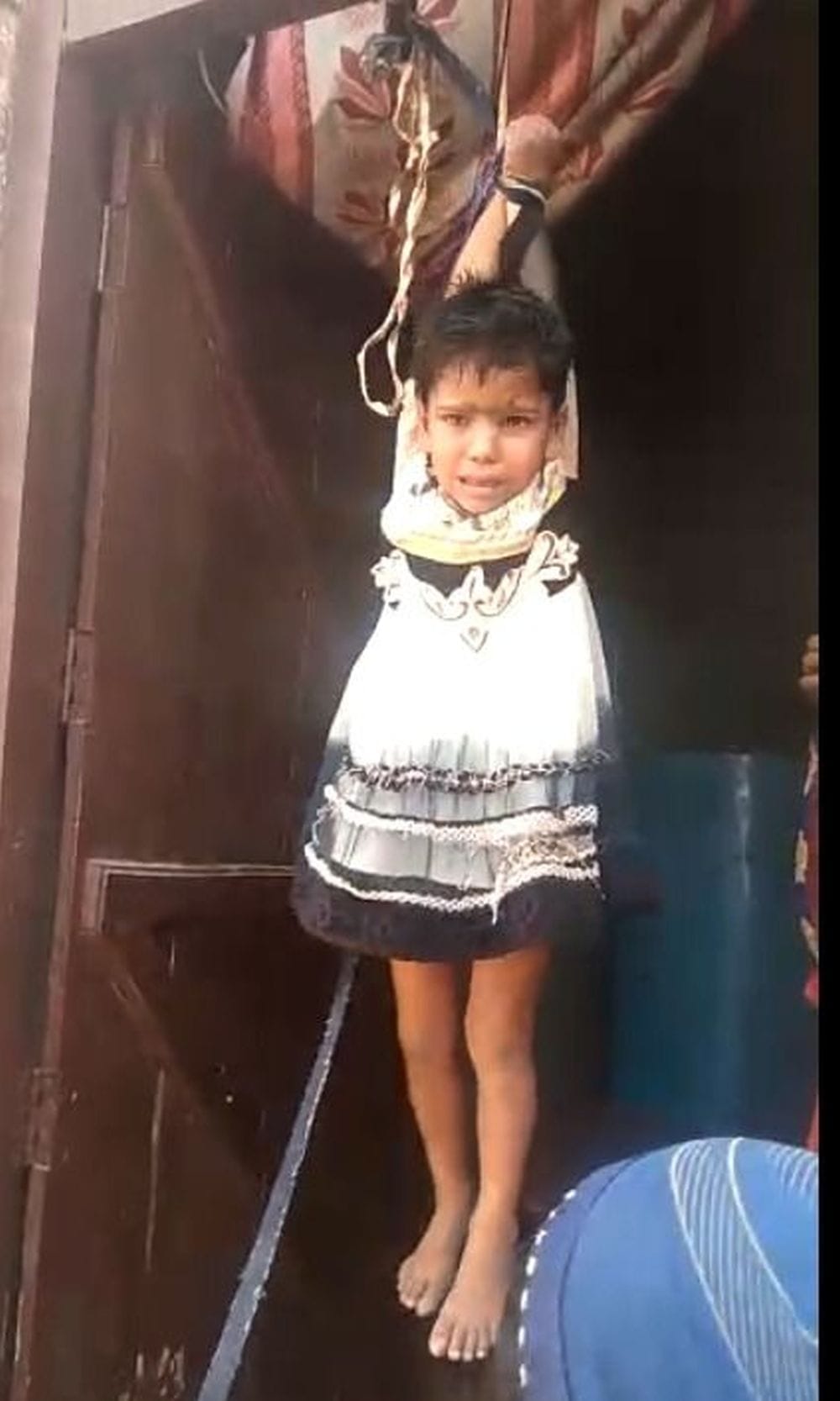 मां ने दरवाजे की कुंडी पर लटकाकर बेटी को पीटा