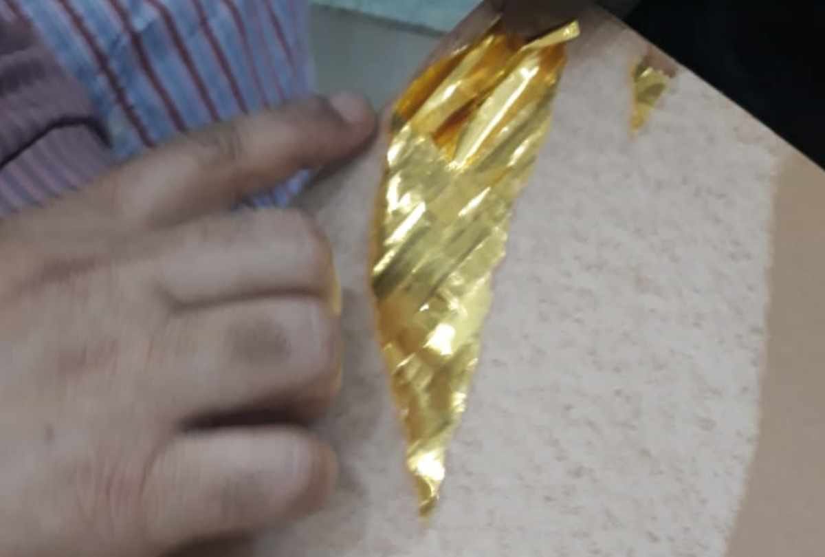 gold smuggler arrested in amausi airport 