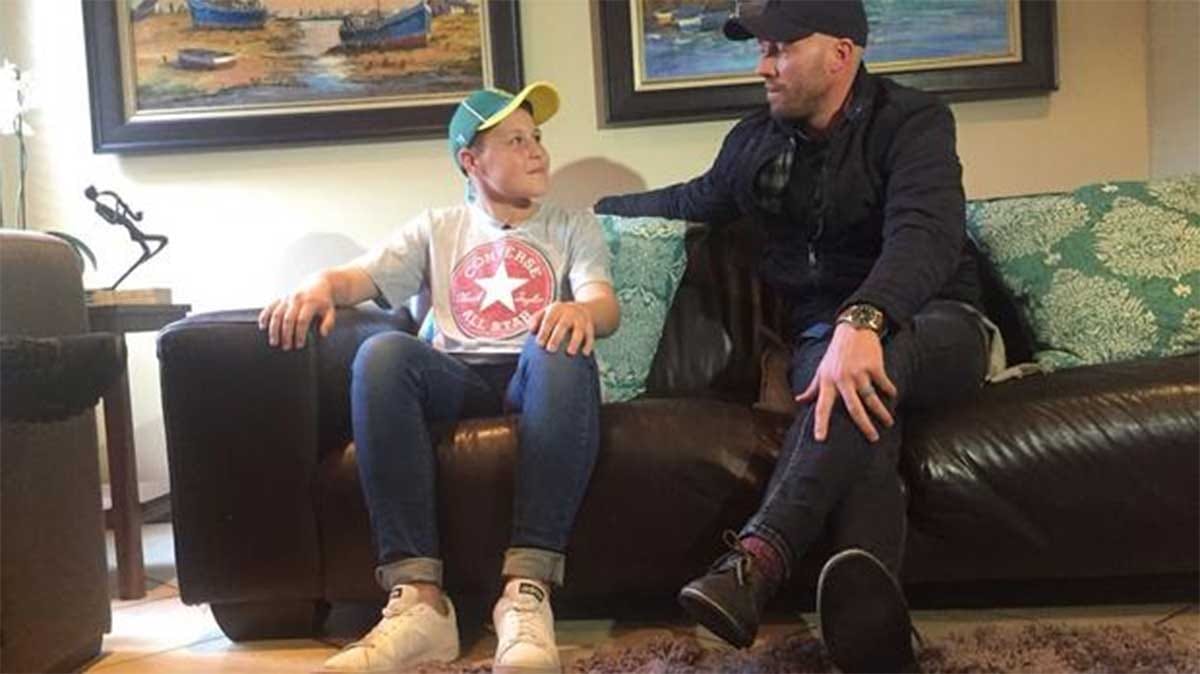 AB deVilliers wins the heart of his young fan