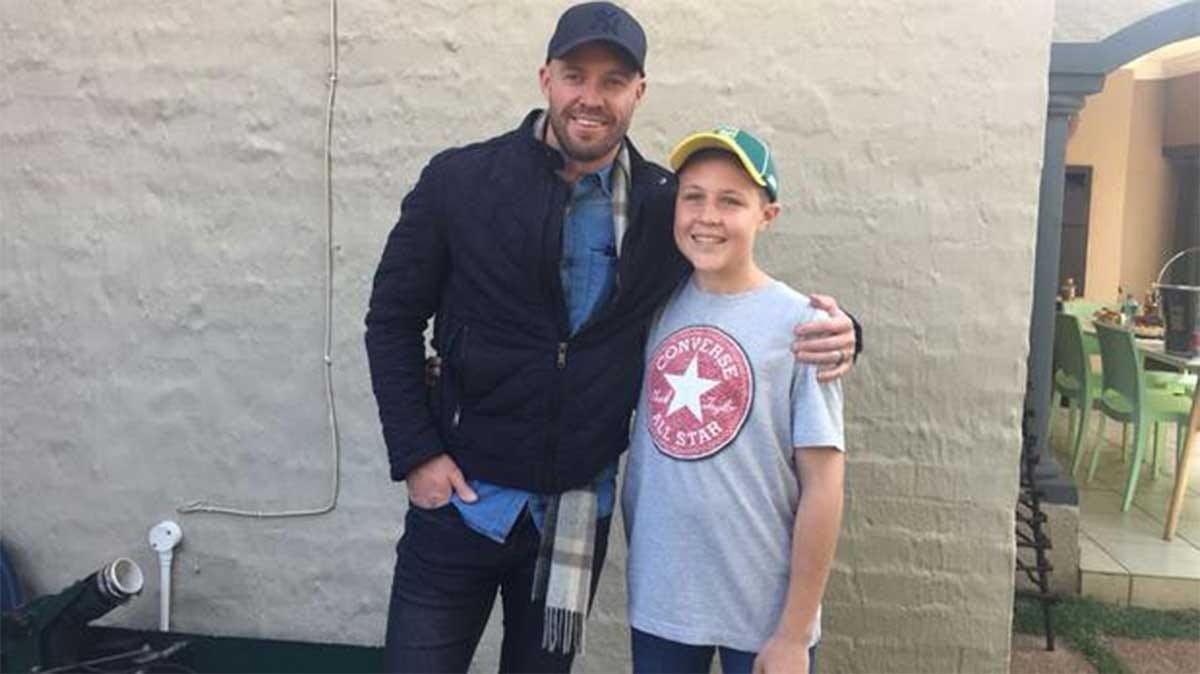 AB deVilliers wins the heart of his young fan