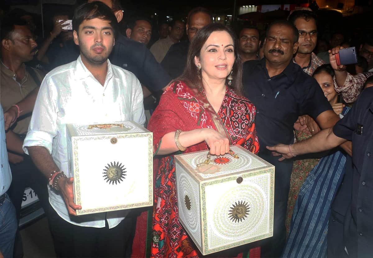  Akash Ambani Shloka Mehta Engagement This Bollywood Actor Will Host And Perform At The Party