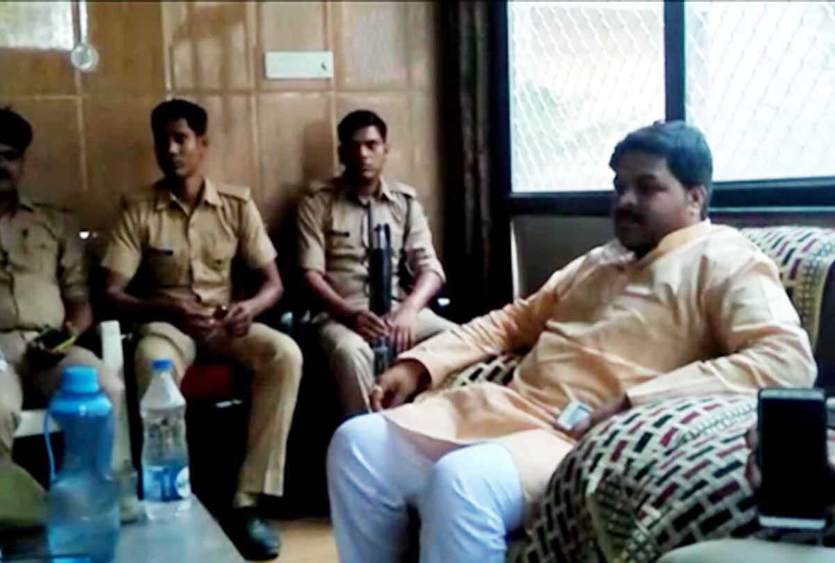 Congress leader detained on demand for memorandum to CM