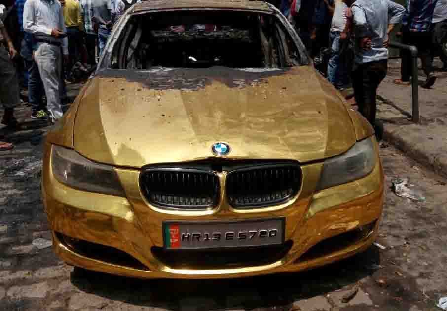 The BMW car caught fire at delhi, four nearby bikes also burnt