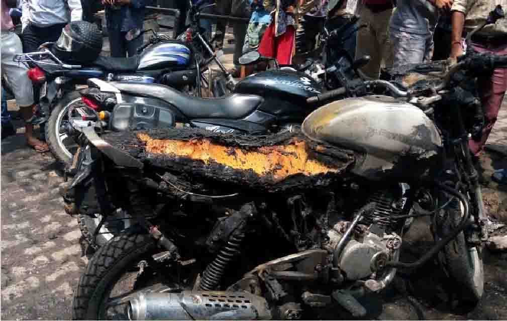 The BMW car caught fire at delhi, four nearby bikes also burnt