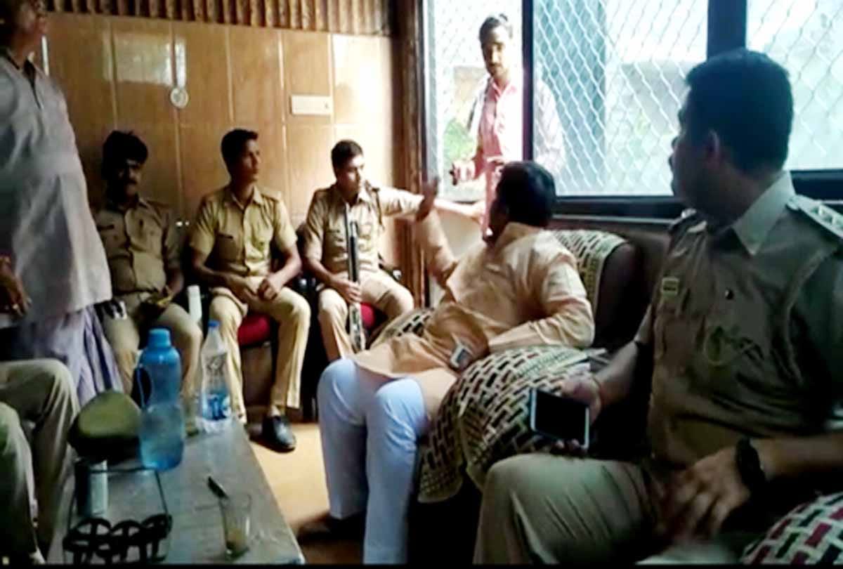 Congress leader detained on demand for memorandum to CM