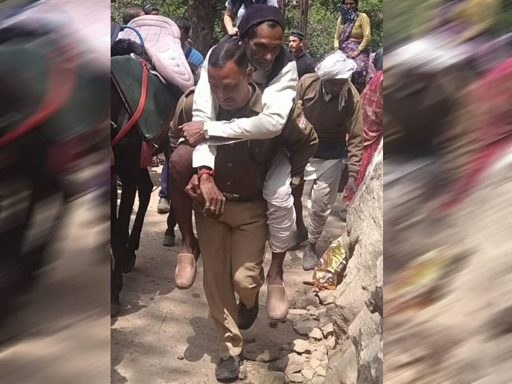 police daroga carried patient 2 km for treatment