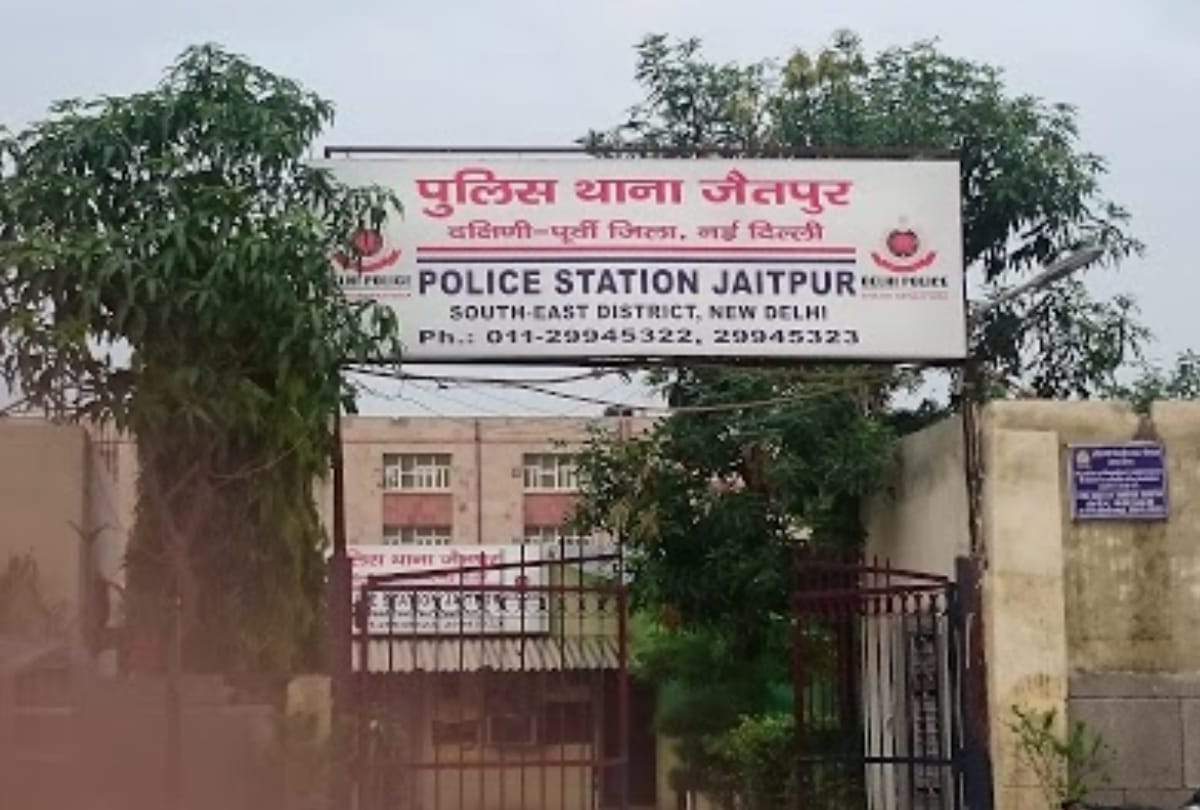 wives of gangrape accused reach police station create furor and beat women officers in delhi
