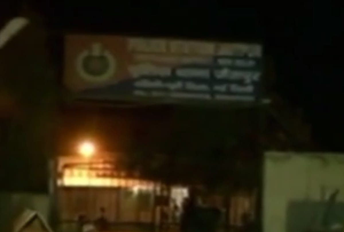 wives of gangrape accused reach police station create furor and beat women officers in delhi
