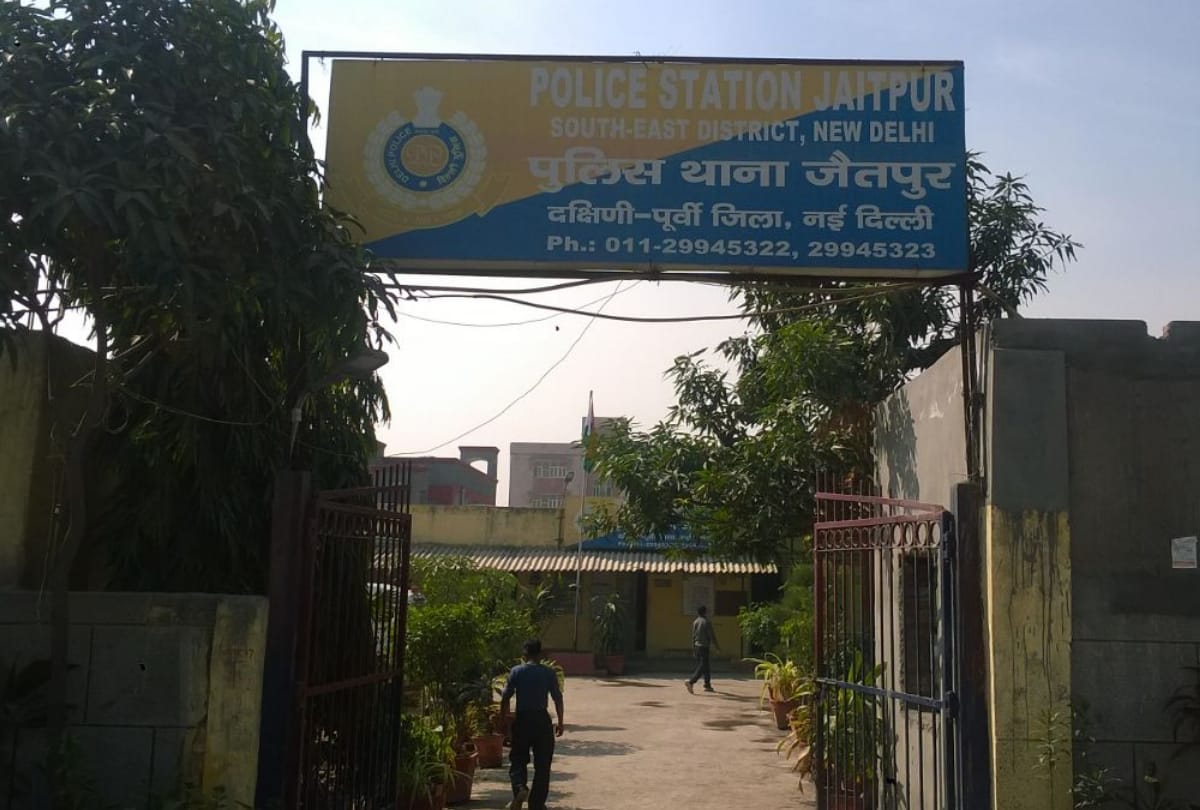 wives of gangrape accused reach police station create furor and beat women officers in delhi