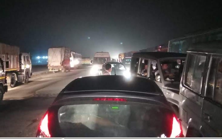 Jam on NH after dcm and truck overturns