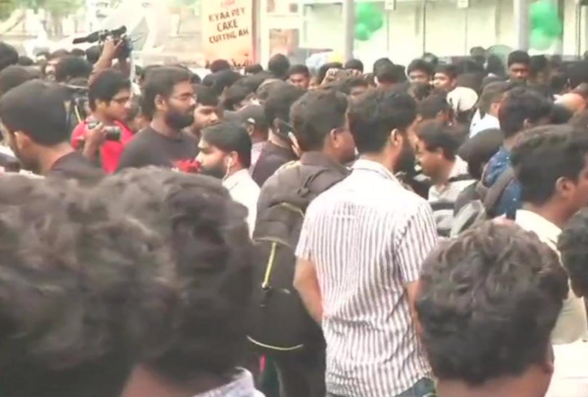 Rajinikanth crazy fans bath Kaala film poster with milk 