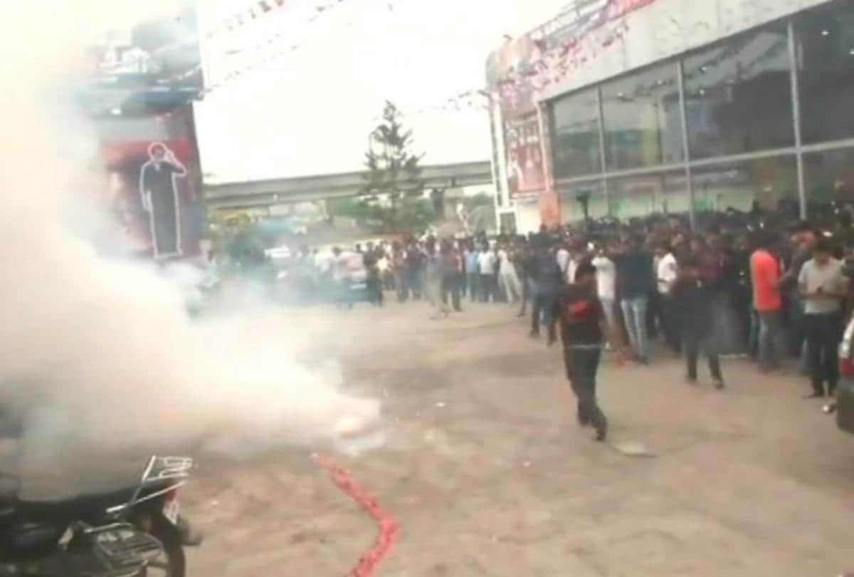 Rajinikanth crazy fans bath Kaala film poster with milk 