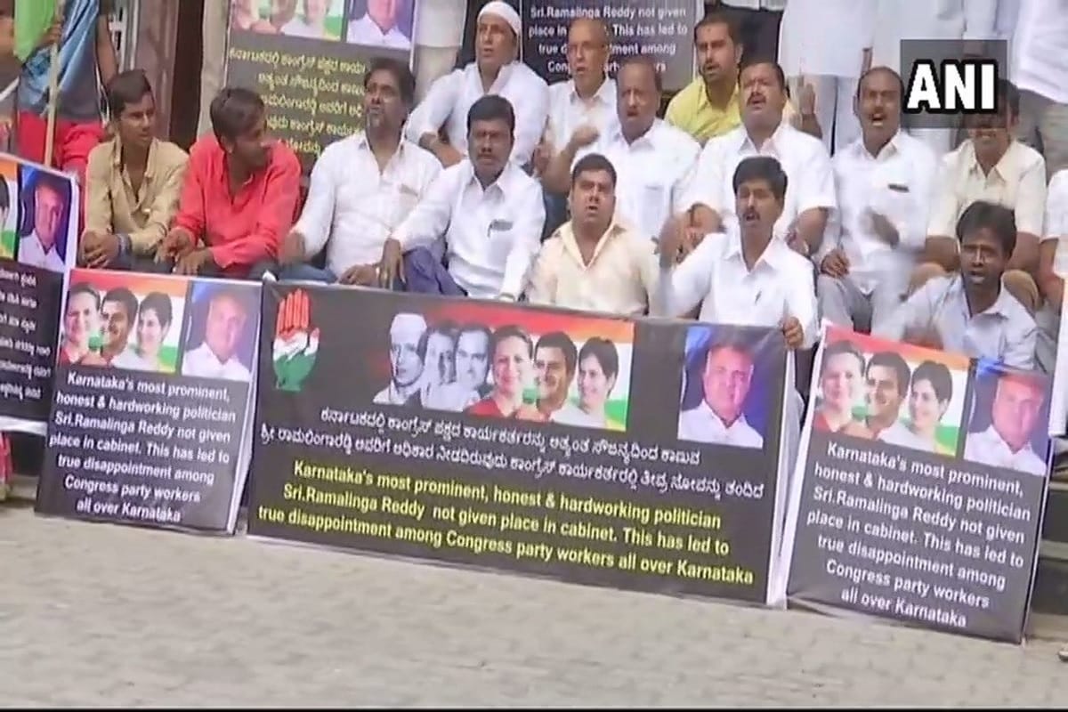 Karnataka Cabinet Supporters of Congress MLA  protesting and demanding a ministerial berth for them