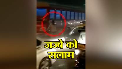 MUMBAI TRAFFIC POLICE CONSTABLE MANEGES TRAFFIC IN HEAVY RAIN, VIDEO GOES VIRAL