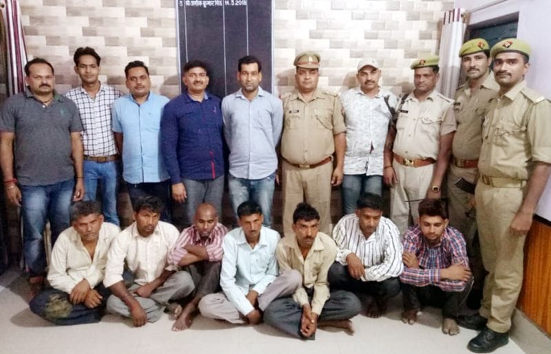 जुए के अड्डे पर पुलिस का छापा, 7 गिरफ्तार, 3 लग्जरी कार बरामद