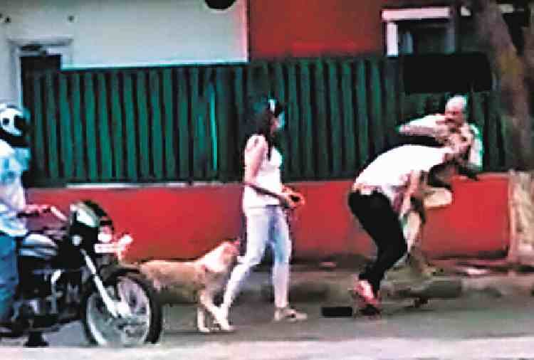 policeman beaten by boy on road in chandigarh sector 22, near kiran cinema