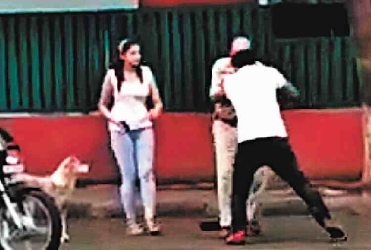 policeman beaten by boy on road in chandigarh sector 22, near kiran cinema