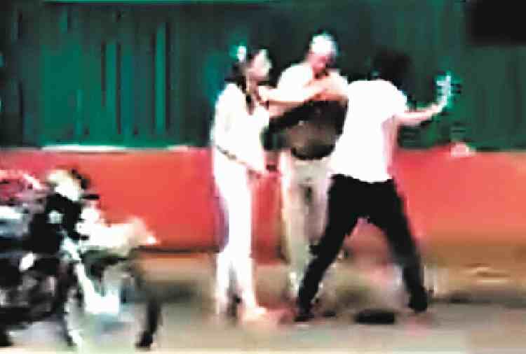 policeman beaten by boy on road in chandigarh sector 22, near kiran cinema