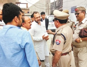 Congressman arrives in jail to meet student leaders