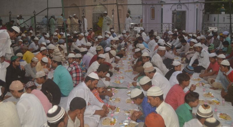 इफ्तार कर मांगी अमन की दुआ