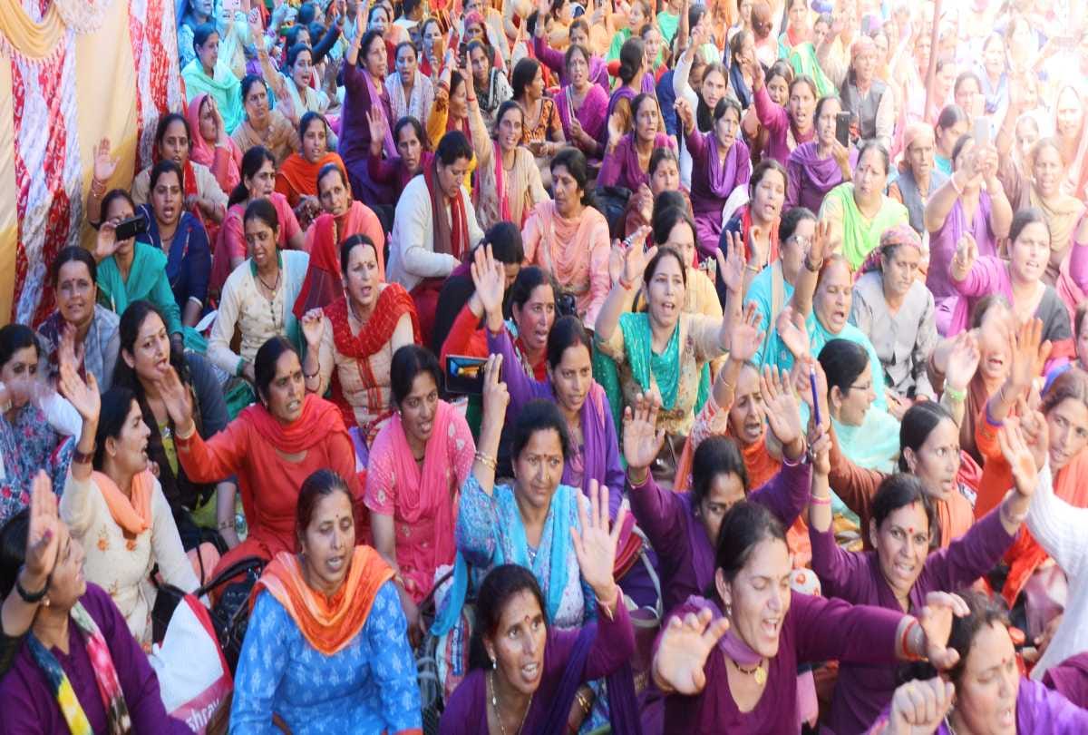 Anganwadi Workers & Helper Union withdraw strike after cm assurance