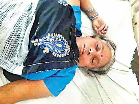 purse of lady looted