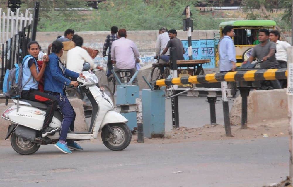 people cross railway crossings in agra 